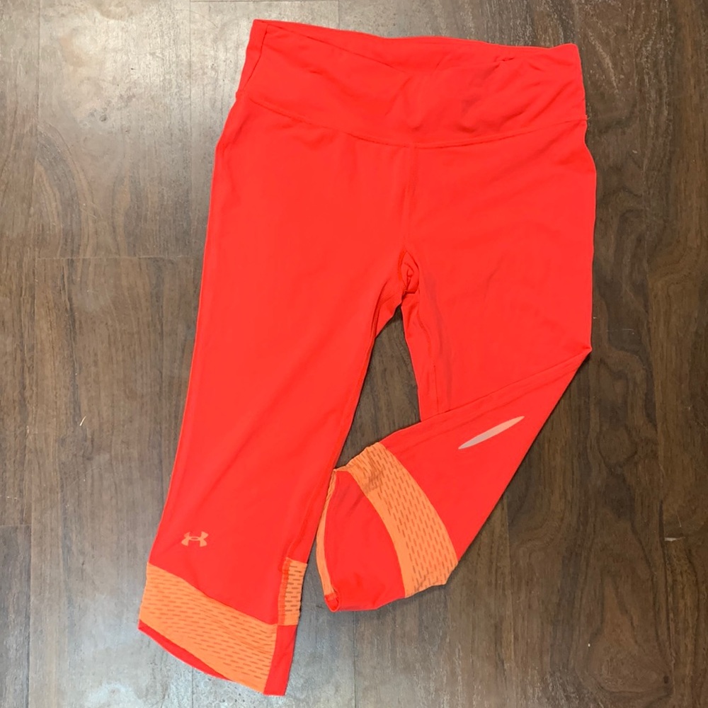BRIGHT PINK UNDER ARMOUR COMPRESSION LEGGINGS